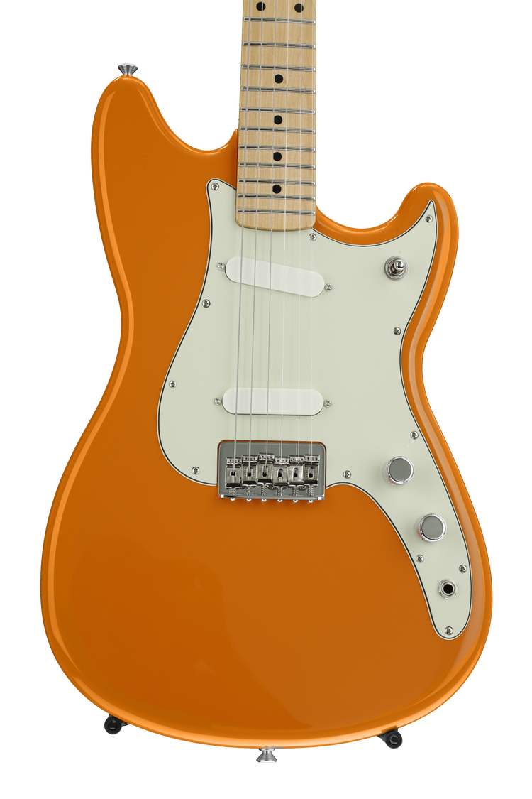 Detalhe da guitarra Fender Duo-Sonic Capri Orange, com corpo laranja e escala de maple.